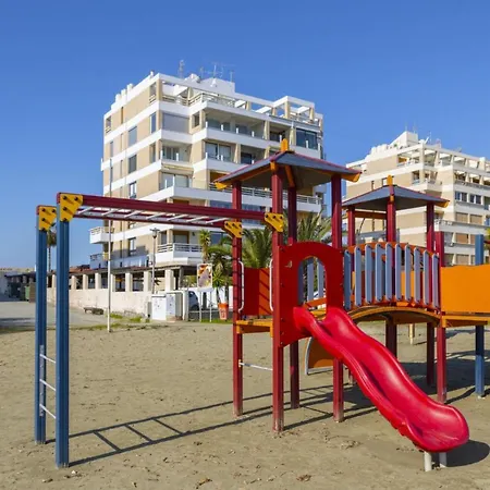 Imagine You And Your Family Renting This Perfect Beachfront Apartment, 1388 فيلة