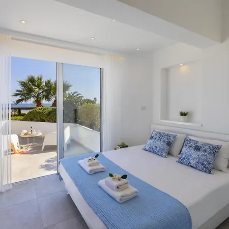 Villa Imagine You And Your Family Renting This Perfect Beachfront Apartment, 1388 Larnaka